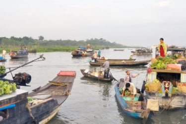 cai-be-floating-market-vietnam-travel-group-005