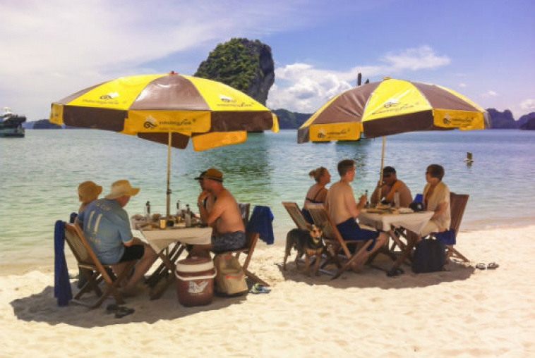 Beach-BBQ-Halong-bay-1_568