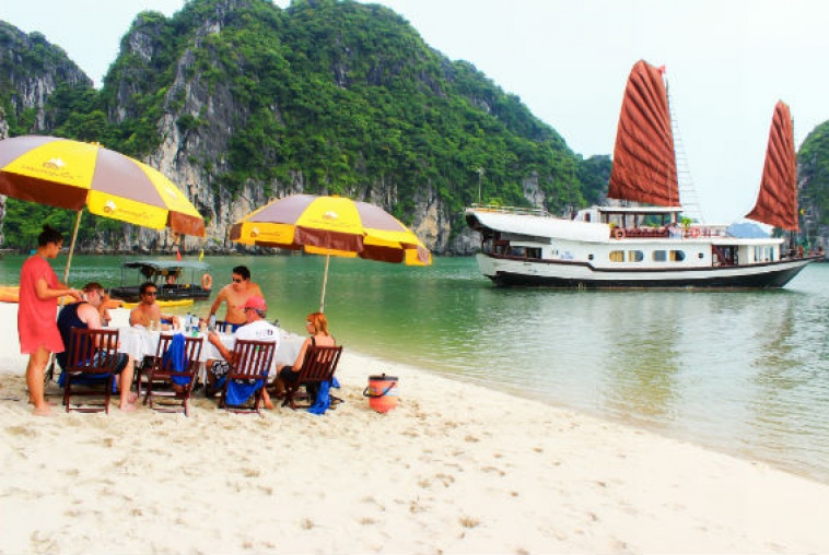 Beach-BBQ-Halong-bay-5_568