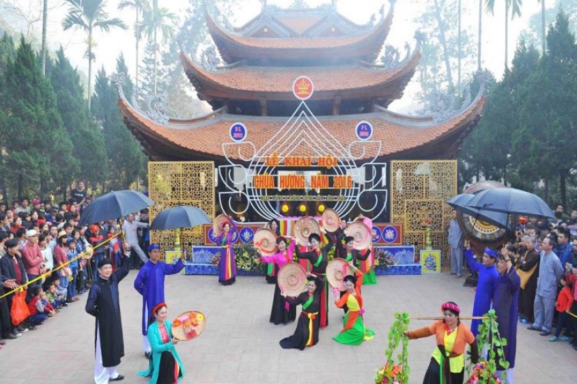 Whole Day Wander From Hanoi To Perfume Pagoda, Vietnam