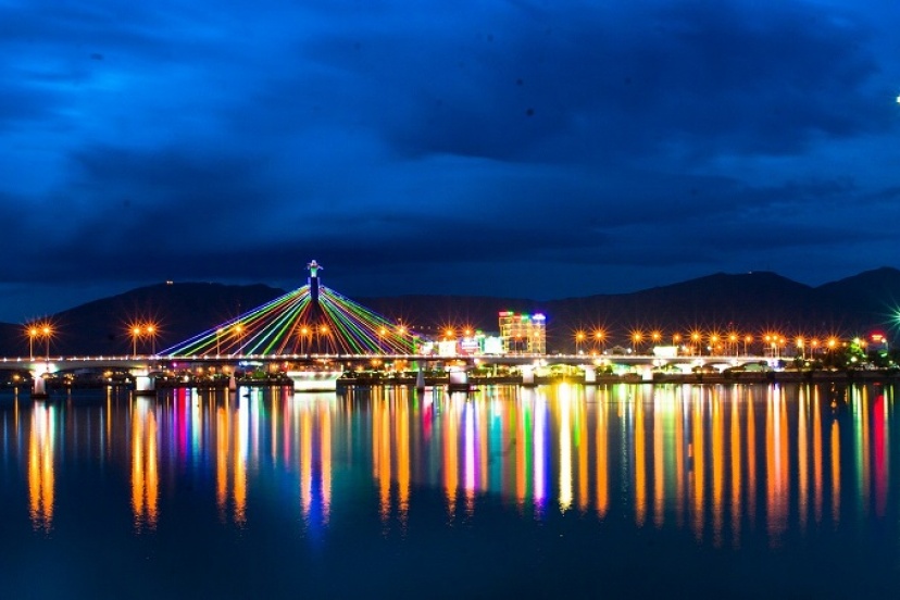 Enjoy The Moment When The Han River Bridge Turns In The Night